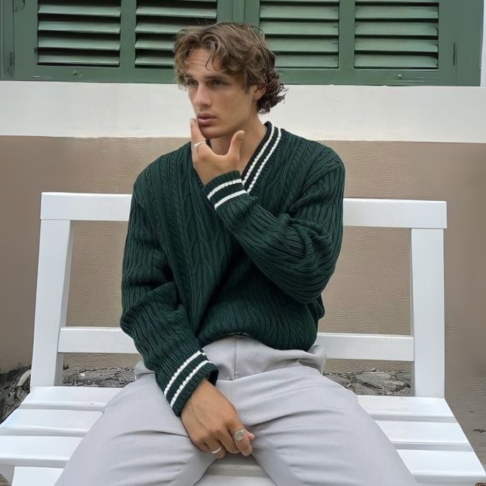 Męski dziany sweter – stylowy v-neck z pasiastym kołnierzem