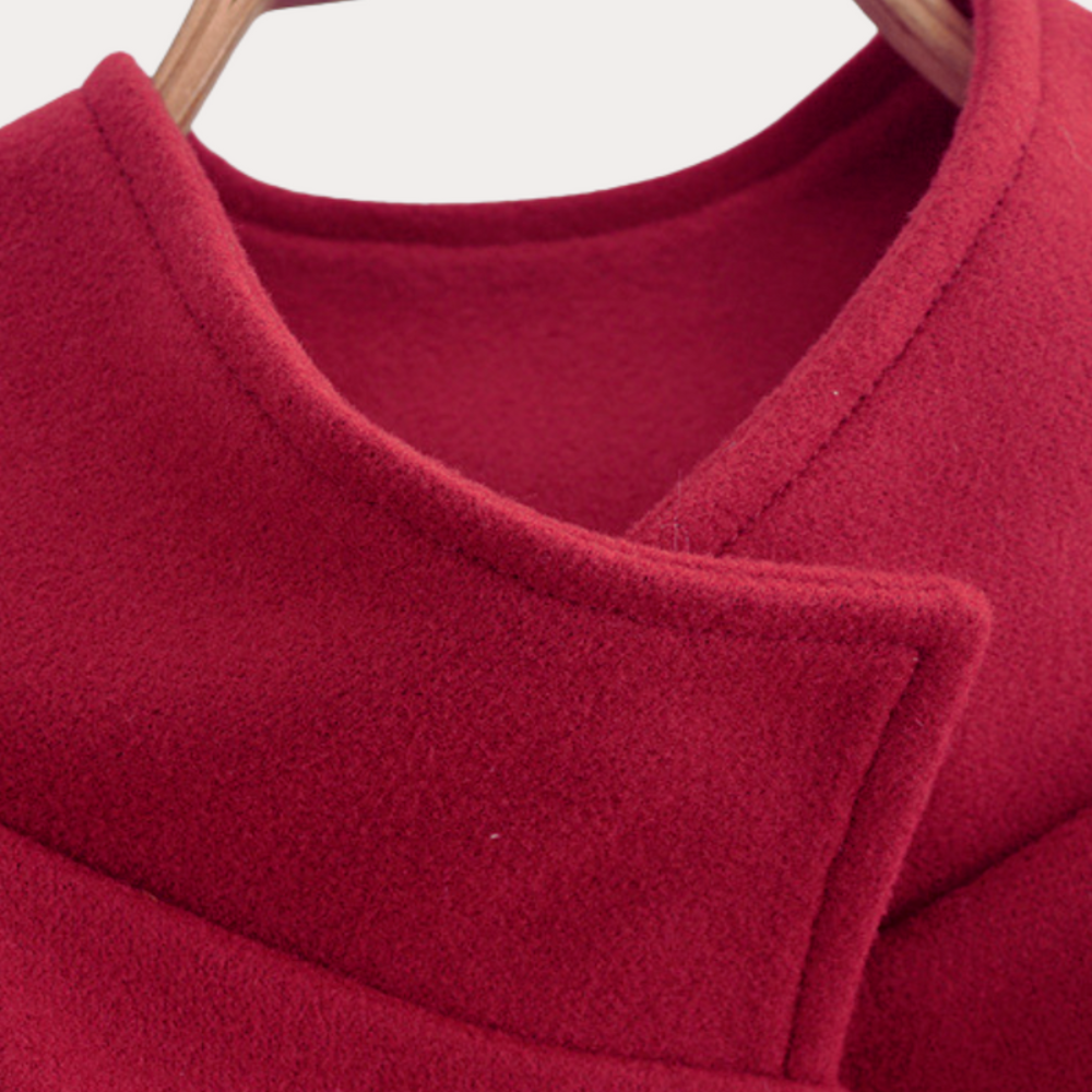 Damski płaszcz pelerynowy z paskiem – stylowe okrycie wierzchnie