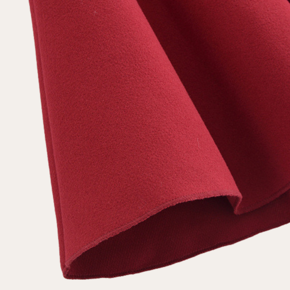 Damski płaszcz pelerynowy z paskiem – stylowe okrycie wierzchnie