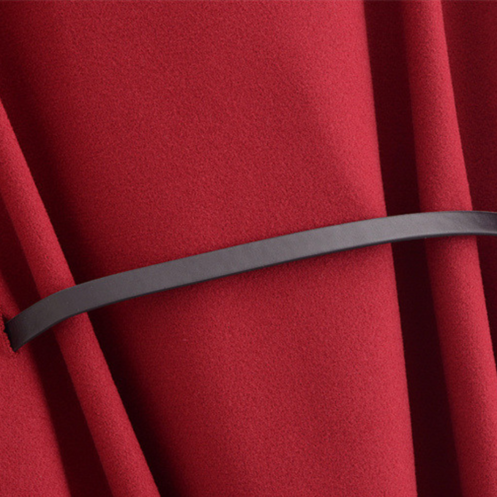 Damski płaszcz pelerynowy z paskiem – stylowe okrycie wierzchnie